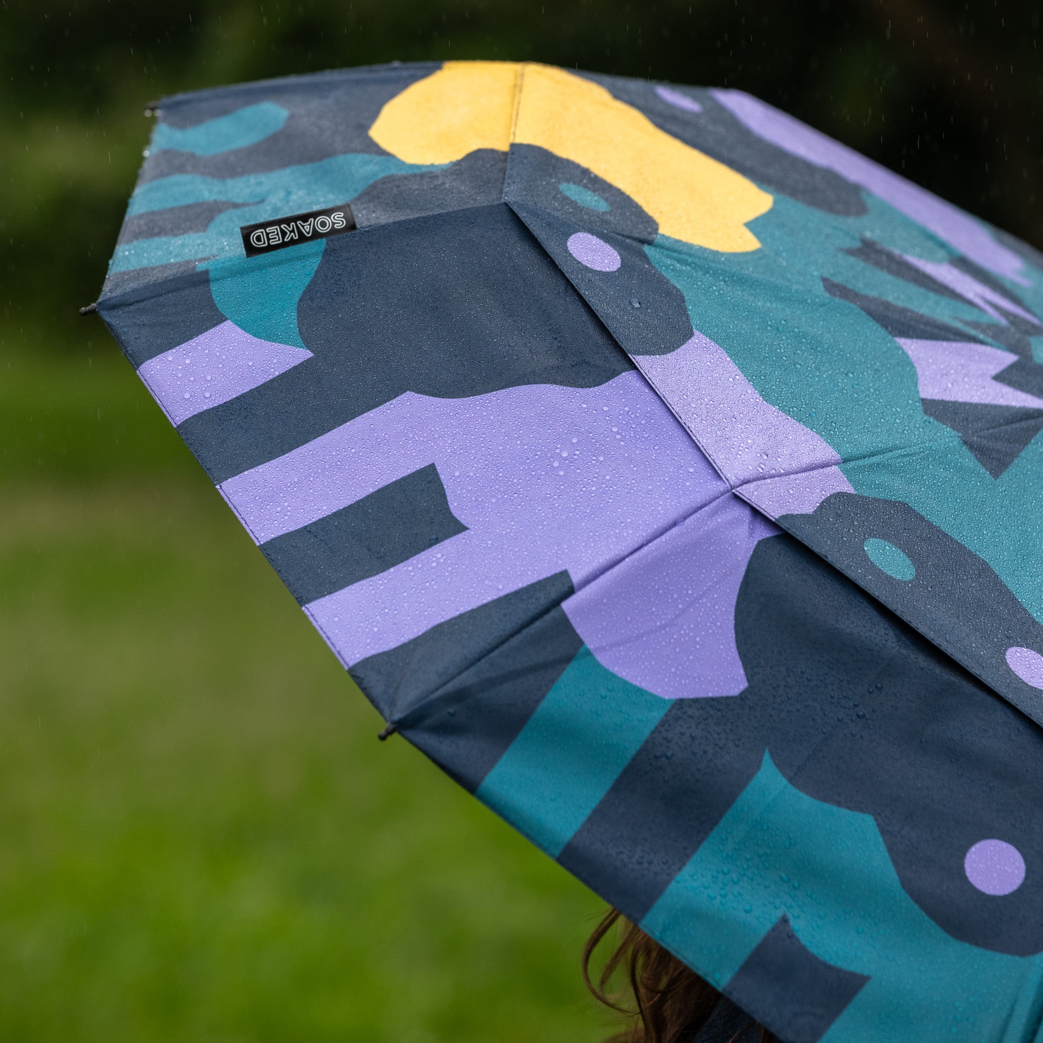 Wind-resistant 10-rib fibreglass frame on SOAKED CLOUDBURST umbrella